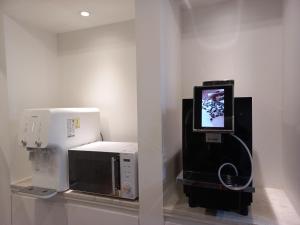 Camera con forno a microonde e macchina da caffè con TV di ARA Hotel a Seul