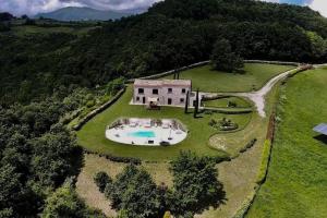 una vista aérea de una casa en una colina en Casolare Abruzzese : natura, incanto e mindfulness, en Carunchio