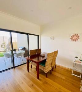 - une salle à manger avec une table et des chaises dans l'établissement Relax Stay - Close to River in Hope Island, à Gold Coast