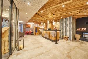 a lobby with a bar and a dining room at Hotel Astrid mit Panoramapool & inklusive JokerCard in Saalbach-Hinterglemm