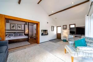 sala de estar con cama y sofá en Quinta Lagares, en Penacova