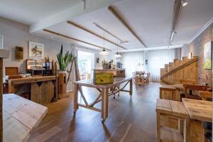 ein großer Raum mit einem Tisch und Holzmöbeln in der Unterkunft B&B Boutique Hotel De Waal in De Waal
