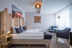 ein Schlafzimmer mit einem Bett, einem Schreibtisch und einem Stuhl in der Unterkunft B&B Boutique Hotel De Waal in De Waal