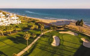 - une vue aérienne sur un parcours de golf et l'océan dans l'établissement VACATION MARBELLA I Nueva Andalucia golf getaway, à Marbella