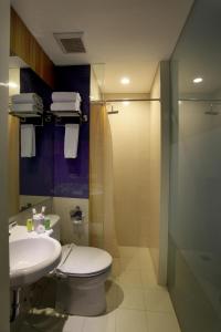 uma casa de banho com um WC, um lavatório e um chuveiro em Vio Hotel Pasteur em Bandung