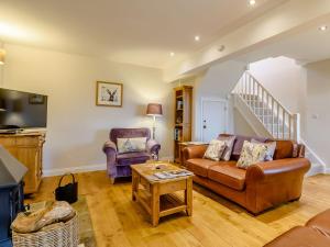 a living room with a couch and two chairs at Middle Mistal in Stainburn