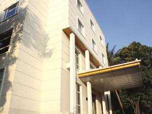 清奈的住宿－Keys Select by Lemon Tree Hotels, Katti-Ma, Chennai，白色砖砌的建筑,边有遮阳篷