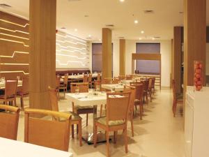 Reštaurácia alebo iné gastronomické zariadenie v ubytovaní Keys Select by Lemon Tree Hotels, Katti-Ma, Chennai