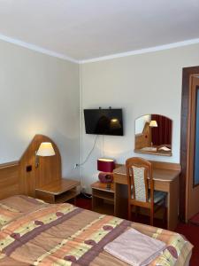 スピホボにあるStanica Wodna Spychowoのベッドルーム1室(ベッド1台、デスク、コンピュータ付)