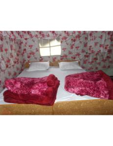 A bed or beds in a room at Kedarkashi Cottage, Kedarnath Road, Guptkashi