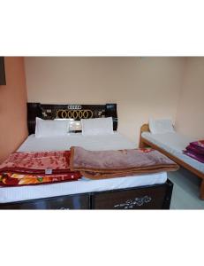 A bed or beds in a room at Kedarkashi Cottage, Kedarnath Road, Guptkashi