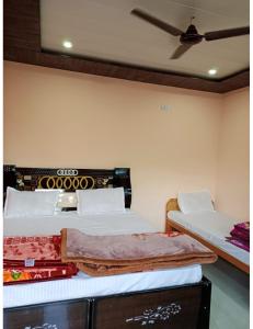 A bed or beds in a room at Kedarkashi Cottage, Kedarnath Road, Guptkashi