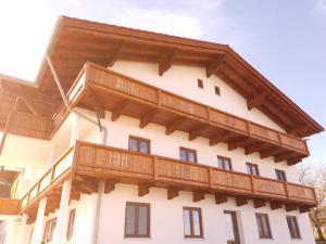 een gebouw met houten balkons erop bij Ferienwohnung Jehl in Aying