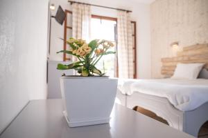 Un pat sau paturi într-o cameră la Villa Del Sol Corfu