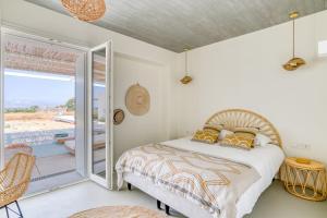 une chambre avec un lit et un balcon dans l'établissement Villa Lámpsi - Spacious & modern, à Isterni 62 autres photos