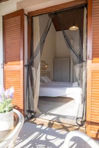 Un pat sau paturi într-o cameră la Villa Del Sol Corfu