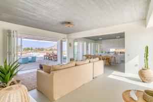 un salon avec un canapé et une table dans l'établissement Villa Lámpsi - Spacious & modern, à Isterni