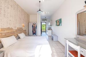 Un pat sau paturi într-o cameră la Villa Del Sol Corfu