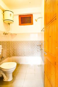 baño con aseo y ventana en Bros Hostel & Yaara Cafe, en Manali