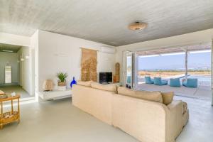 un salon avec un canapé et une grande fenêtre dans l'établissement Villa Lámpsi - Spacious & modern, à Isterni