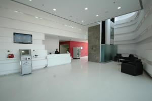 un vestíbulo de oficina con TV en la pared en Keys Select by Lemon Tree Hotels, Ludhiana, en Ludhiana