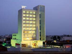 un edificio de hotel con luces encendidas en una ciudad en Keys Select by Lemon Tree Hotels, Ludhiana, en Ludhiana