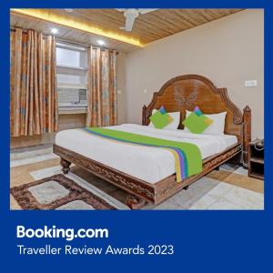 Hotel Vikrant في Pinjaur: غرفة نوم بسرير كبير في غرفة