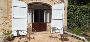 Patio alebo iná vonkajšia časť ubytovania Domaine Saint Bonnet