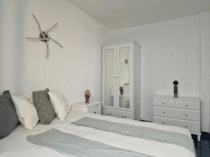 una camera bianca con letto e cassettiera di Onyx apartment a Puerto del Carmen