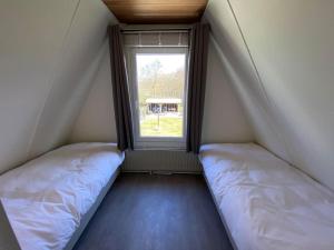 斯哈倫代克的住宿－Achthoek 49, Nieuw ingericht vrijstaand vakantiehuis op 845m2，带窗户的客房内的两张床