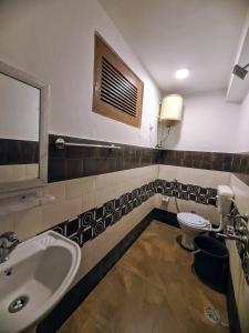 Koupelna v ubytování Bros Hostel & Yaara Cafe + 26 fotografií