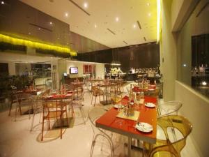 プネにあるKeys Select by Lemon Tree Hotels, Pimpri, Puneのレストラン内のダイニングルーム(テーブル、椅子付)