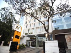 プネにあるKeys Select by Lemon Tree Hotels, Pimpri, Puneのホテルの看板が目の前にある建物