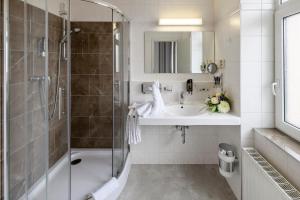 Koupelna v ubytování Hotel Berlin + 37 fotografií