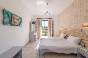 Un pat sau paturi într-o cameră la Villa Del Sol Corfu