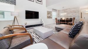 sala de estar con sofá y TV en Storey Lake Resort - 5 Bed 5 Baths VILLA, en Kissimmee