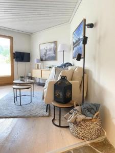 sala de estar con sofá y chimenea en Chesa Freihof, en Celerina