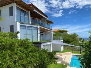 un'immagine di una casa con piscina di Group & Family House Galant Curaçao a Willibrordus