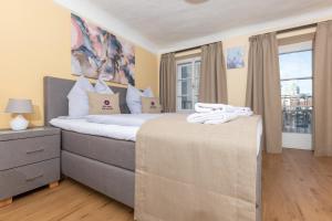 ein Schlafzimmer mit einem großen Bett und einem Fenster in der Unterkunft Gasthaus Hinterbrühl in Salzburg