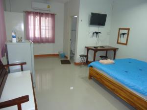 A bed or beds in a room at Sorn Waree Home place