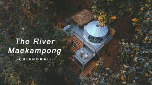 Ett flygfoto av เดอะริเวอร์ แม่กำปอง The River Maekampong Chiang Mai