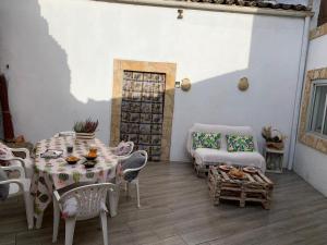 a living room with a table and chairs and a couch at Casa Carrasquillas in Cañada del Hoyo