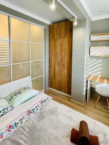 Modern Studio with Panoramic Mountain View tesisinde bir odada yatak veya yataklar