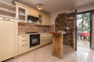 Kuchyňa alebo kuchynka v ubytovaní Apartment Larca