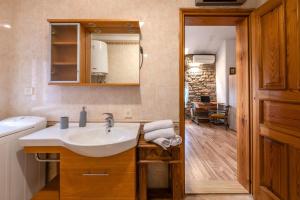 Kúpeľňa v ubytovaní Apartment Larca + 10 fotografií