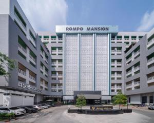 um edifício com uma placa que lê Roma Mansão em At 115 Hotel By Rompo em Bangkok