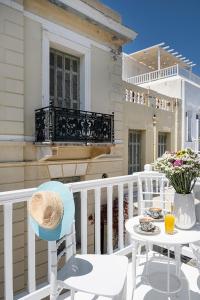 een patio met een tafel en stoelen op een balkon bij Mykonos be Chic Luxury Mansion in Mykonos-stad
