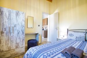1 dormitorio con 1 cama con colcha azul y blanca en Maritinas Apartment Sea View - Happy Rentals, en Katakolon