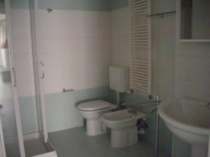 ein Bad mit einem WC und einem Waschbecken in der Unterkunft Residence Lucia 2 in Grado