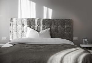een slaapkamer met een groot bed met witte kussens bij Badhaus - Hotel/Restaurant/Café in Bad Hall